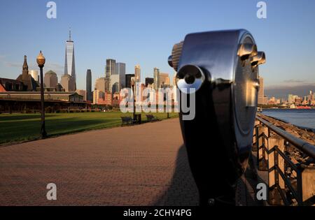Der Blick auf die Skyline von Lower Manhattan und Brooklyn Mit einem münzbetriebenen Fernglas in der Mitte.Liberty State Park.Neu Jersey, USA Stockfoto