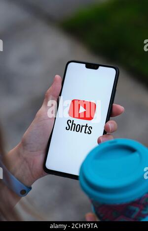 Stafford / UK - 2. September 2020: YouTube Shorts App-Logo auf dem Smartphone, die in der Hand halten gesehen. Es ist neue kurze Looping Video-Plattform Wettbewerb Stockfoto