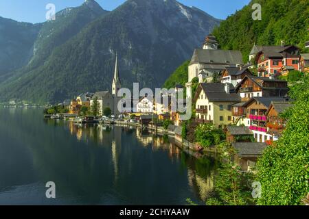 Klassische Postkartenansicht der berühmten Hallstätter Seestadt, Österreich. Landschaftlich schöner Panoramablick auf die schöne Stadt spiegelt sich in Hallstatter See. Stockfoto