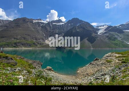 Schöne Aussicht auf den Hochgebirgssee bei Kaprun.Wanderung zum Mooserboden Damm in österreichischen Alpen.ruhige Entspannung in der Natur.wunderbare Naturlandschaft,tu Stockfoto