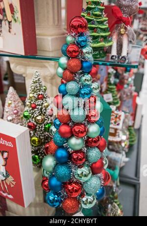 Weihnachtseinkäufe und Dekorationen in einem Geschäft. Stockfoto