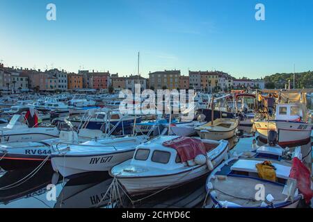 Rovinj, Kroatien-August 16,2020.Blick auf den Hafen und Boote in der Adria Meer.populärer Touristenort und Fischerhafen.Altstadt mit Kopfsteinpflasterstraße Stockfoto