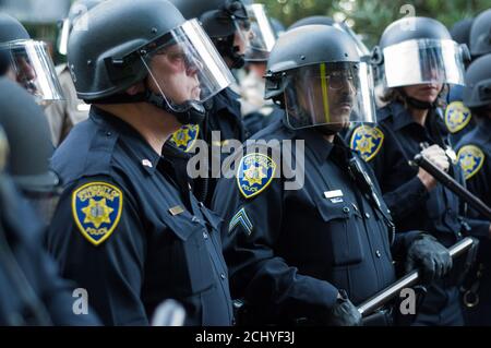 Los Angeles, CA, USA. November 2009. Studenten und Polizisten treten während eines Protestes gegen eine 32-prozentige Studienzuwachs an der University of California Los Angeles ins Gesicht. Stockfoto