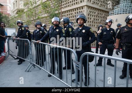 Los Angeles, CA, USA. November 2009. Studenten und Polizisten treten während eines Protestes gegen eine 32-prozentige Studienzuwachs an der University of California Los Angeles ins Gesicht. Stockfoto