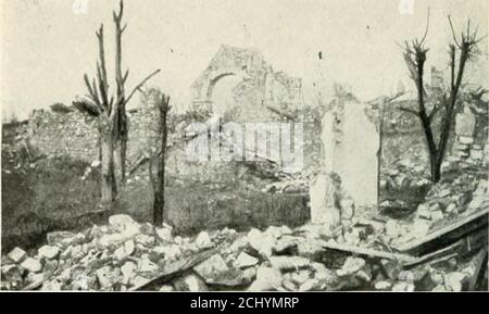 . Reims und die Kämpfe um seinen Besitz. EINBRINGUNG DES DEUTSCHEN SCHWERGUTES AUF DER LOIVRE 150. RUINEN DER KIRCHE IN LOIVRE von Loivre bis Brimont Loivre. – Besuchen Sie das Dorf zu Fuß. Der Kanal kann nur in der Nähe des Ocks südöstlich des Dorfes überquert werden. Die zerstörte Brücke wurde durch einen zeitgemässen Fußweg über das Kanalbett ersetzt, der das Klimabfahren und die Ufer durch steile Wege hinauf erfordert. Nach der Überquerung des Kanals führt der Tourist an den Ruinen der Loivre Glashütte vorbei, die 1864 von den Nachkommen des Adelshauses von Bigault deCrandrupt, Glasmanufakturen von Argonne, gegründet wurde. Stockfoto
