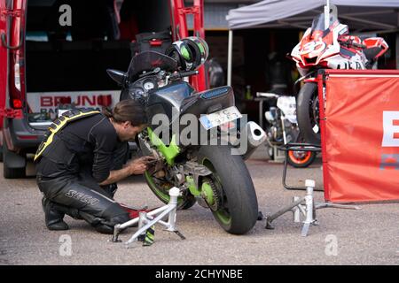 05-09-2020 Riga, Lettland ein junger Mann, der sein Motorrad repariert. Stockfoto
