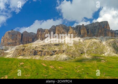 Berglandschaft im Sommer entlang der Straße nach Pordoi Pass, Dolomiten, Provinz Belluno, Venetien, Italien Stockfoto