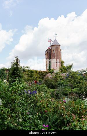 Blick auf den Turm in den Schlossgärten von Sissinghurst im Frühsommer Stockfoto