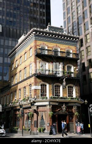 London, Großbritannien - 25. März 2012: Außenansicht des Pubs, für Trinken und Geselligkeit, Brennpunkt der Gemeinschaft. Pub-Geschäft, jetzt etwa 53,500 Pubs in der U Stockfoto