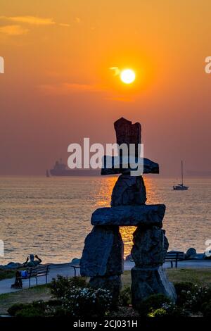 Rauchschwaden, Sonnenuntergang, Inukshuk, English Bay, Vancouver, British Columbia, Kanada Stockfoto