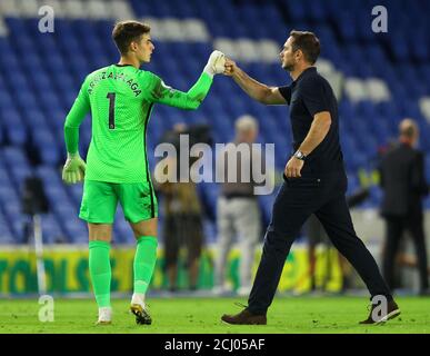 Chelsea-Torwart Kepa Arrizabalaga begrüßt Manager Frank Lampard nach dem letzten Pfiff während des Premier League-Spiels im AMEX Stadium, Brighton. Stockfoto