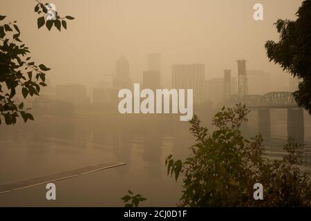 Am Samstagnachmittag, dem 12. September 2020, während der Waldbrände von Oregon, wird ein orangefarbener, rauchgefüllter Himmel über der Skyline von Portland in der Innenstadt gesehen. Stockfoto