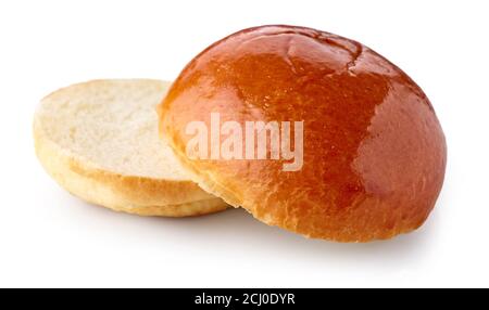 Frisch gebackenes halbiertes Frühstücksbrötchen isoliert auf weißem Hintergrund Stockfoto