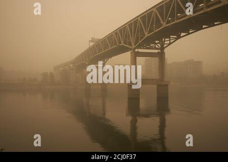 Die Marquam Bridge über dem Willamette River in der Innenstadt von Portland am Samstagnachmittag, 12. September 2020, während der Waldbrände in Oregon gesehen. Stockfoto