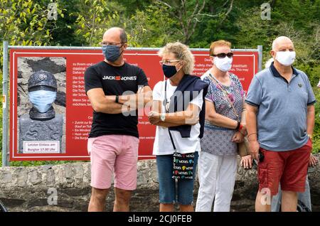 Cochem, Deutschland, 9. September 2020: Urlaub zu Hause: Aufgrund der durch die Corona-Krise verursachten Auslandsreisebeschränkungen verbringen viele Deutsche ihren Urlaub im eigenen Land. Besucher stehen am Eingang zur Burg Eltz in Rheinland-Pfalz, zu der nicht mehr als 200 Personen zugelassen sind und Wartezeiten von mehr als einer Stunde akzeptieren Stockfoto