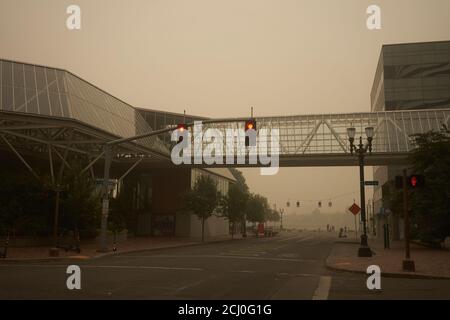 Leere Straßen in der Innenstadt von Portland, Oregon, am Samstagnachmittag, 12. September 2020, während der Waldbrände in Oregon. Stockfoto