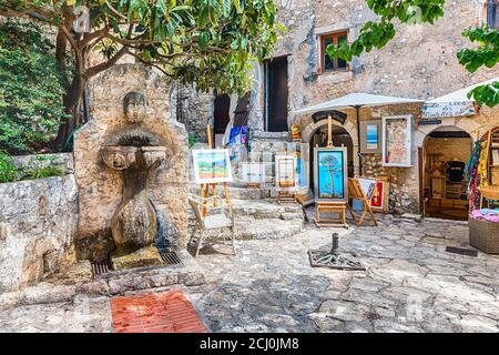 EZE, FRANKREICH - AUGUST 14: Die mittelalterliche Architektur von Èze, einem ikonischen Dorf in der Nähe der Stadt Nizza, Cote d'Azur, Frankreich, wie am 14. August 2019 gesehen. It Stockfoto