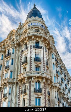 CANNES, FRANKREICH - AUGUST 15: Das Intercontinental Carlton Hotel in Cannes, Cote d'Azur, Frankreich, wie am 15. August 2019 gesehen. Es ist ein Luxushotel gebaut Stockfoto