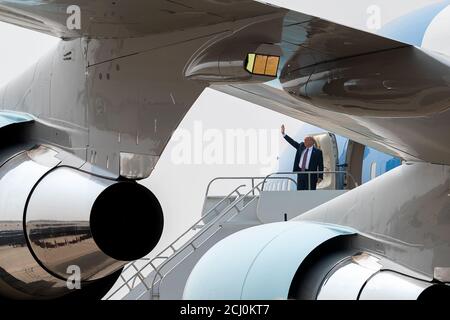 Sacramento, CA, USA. September 2020. Präsident Donal Trump trifft sich mit der kalifornischen Regierung. Gavin Newson und Beamte diskutieren die jüngsten Waldbrände in den westlichen Staaten am Flughafen Sacramento McClellan am Montag, 14. September 2020 in Sacramento. Quelle: Paul Kitagaki Jr./ZUMA Wire/Alamy Live News Stockfoto