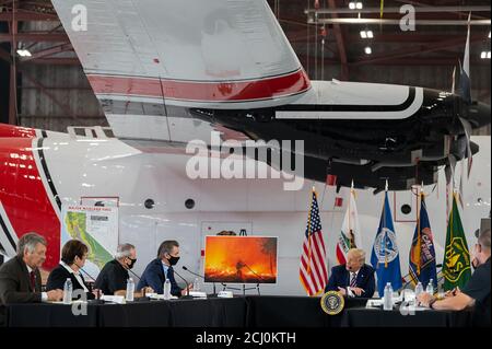 Sacramento, CA, USA. September 2020. Präsident Donald Trump trifft sich mit dem kalifornischen Gouverneur. Gavin Newson und Beamte diskutieren die jüngsten Waldbrände in den westlichen Staaten am Flughafen Sacramento McClellan am Montag, 14. September 2020 in Sacramento. Quelle: Paul Kitagaki Jr./ZUMA Wire/Alamy Live News Stockfoto