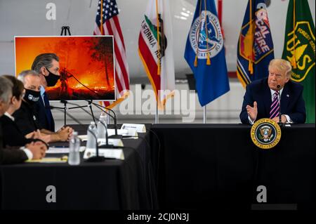 Sacramento, CA, USA. September 2020. Präsident Donald Trump trifft sich mit dem kalifornischen Gouverneur. Gavin Newson und Beamte diskutieren die jüngsten Waldbrände in den westlichen Staaten am Flughafen Sacramento McClellan am Montag, 14. September 2020 in Sacramento. Quelle: Paul Kitagaki Jr./ZUMA Wire/Alamy Live News Stockfoto