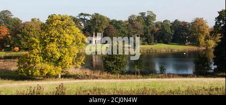 Ein friedlicher Blick auf Capability Brown's Neo-Jacobean Banqueting House im Pleasure Garden at Burghley Stockfoto