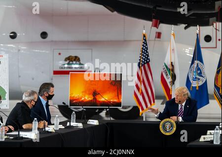 Sacramento, CA, USA. September 2020. Präsident Donald Trump trifft sich mit dem kalifornischen Gouverneur. Gavin Newson und Beamte diskutieren die jüngsten Waldbrände in den westlichen Staaten am Flughafen Sacramento McClellan am Montag, 14. September 2020 in Sacramento. Quelle: Paul Kitagaki Jr./ZUMA Wire/Alamy Live News Stockfoto