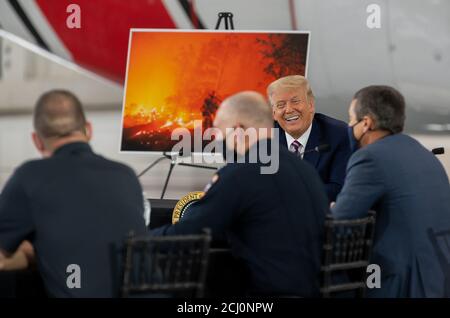 Sacramento, CA, USA. September 2020. Präsident Donald Trump trifft sich mit dem kalifornischen Gouverneur. Gavin Newson und Beamte diskutieren die jüngsten Waldbrände in den westlichen Staaten am Flughafen Sacramento McClellan am Montag, 14. September 2020 in Sacramento. Quelle: Paul Kitagaki Jr./ZUMA Wire/Alamy Live News Stockfoto