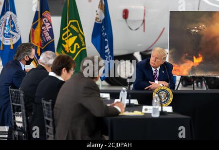 Sacramento, CA, USA. September 2020. Präsident Donald Trump trifft sich mit dem kalifornischen Gouverneur. Gavin Newson und Beamte diskutieren die jüngsten Waldbrände in den westlichen Staaten am Flughafen Sacramento McClellan am Montag, 14. September 2020 in Sacramento. Quelle: Paul Kitagaki Jr./ZUMA Wire/Alamy Live News Stockfoto