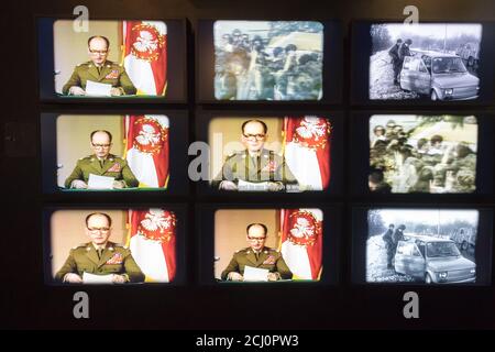 13. Dezember 1981 General Wojciech Jaruzelski TV Rede kündigte die Einführung des Kriegsrechts in Polen als Teil der Ausstellung in der Europejskie Cen Stockfoto