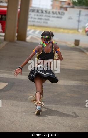 Junge afrikanische Mädchen, die traditionellen Zulu Tanz in Soweto Township, Südafrika Stockfoto