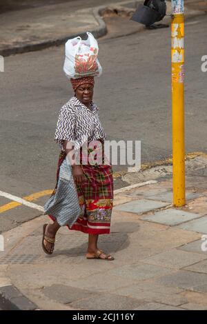 Afrikanische Frau mit Lebensmitteln auf dem Kopf, Johannesburg, Südafrika Stockfoto