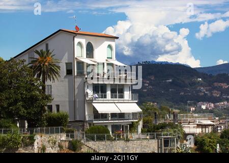 La spezia Stadtbild von einem herrschaftlichen Haus auf dem Hügel, Italien. Stockfoto