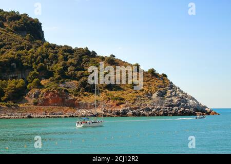 Segelboote im Golf der Dichter zwischen Portovenere und der Insel San Terenzo Stockfoto