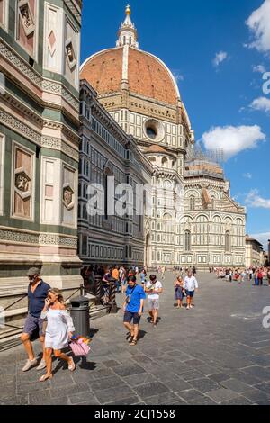 Touristen und Einheimische auf der Piazza del Duomo mit Aussicht Der Kathedrale von Florenz Stockfoto