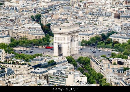 Luftaufnahme des Triumphbogens und des Platzes Charles de Gaulle in Paris Stockfoto