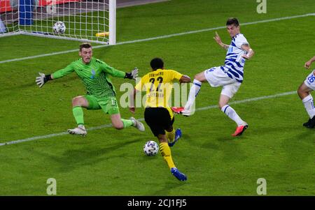 Duisburg, Deutschland, 14. September 2020, Deutscher Pokalspiel, MSV Duisburg gegen Bor. Dortmund 0:5, Jude Bellingham (BVB) erzielt das Tor auf 0:2. Quelle: Uwe Kraft/Alamy Live News Stockfoto