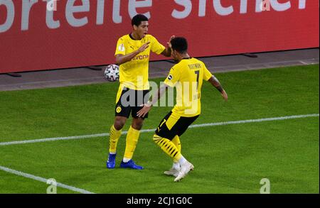 Duisburg, Deutschland, 14. September 2020, Deutscher Pokalspiel, MSV Duisburg gegen Bor. Dortmund 0:5, Jude Bellingham (BVB) feiert nach dem Treffer zusammen mit Jadon Sancho (BVB). Quelle: Uwe Kraft/Alamy Live News Stockfoto