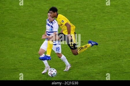 Duisburg, Deutschland, 14. September 2020, Deutscher Pokalspiel, MSV Duisburg gegen Bor. Dortmund 0:5, Jude Bellingham (BVB) und Sinan Karweina (MSV) kämpfen um den Ball. Quelle: Uwe Kraft/Alamy Live News Stockfoto