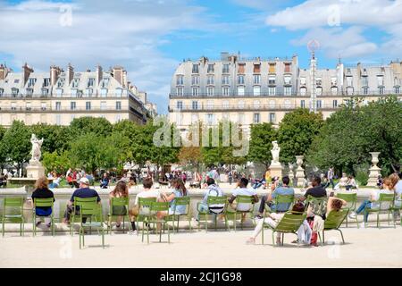 Pariser entspannen im Tuileries Garden an einem schönen Sommer Tag in Paris Stockfoto