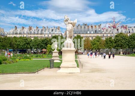 Pariser genießen den Sommer im Tuileries Garden in Paris Stockfoto