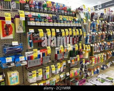 Orlando, FL/USA-5/8/20: Der Schule- und Bürobedarf-Gang in einem Walgreens Drogereladen in Orlando, Florida. Stockfoto