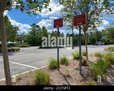 Orlando, FL/USA-5/6/20: Ein Fakultätsparkschild auf einem Parkplatz eines Universitätsbüros, das B-Genehmigungen an der University of Central Flori benötigt Stockfoto