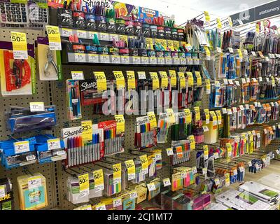 Orlando, FL/USA-5/8/20: Der Schule- und Bürobedarf-Gang in einem Walgreens Drogereladen in Orlando, Florida. Stockfoto