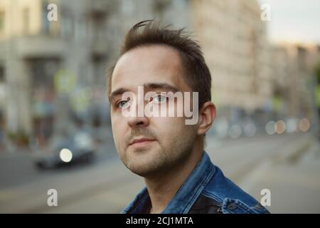 Junger russischer Mann am Sommerabend, Nahaufnahme Porträt. Erwachsene weiße Männchen 27 Jahre alt im Freien. Stockfoto