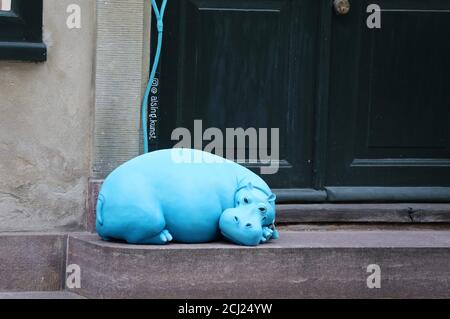 Blaues Nilpferd vor einer dänischen Kunstgalerie in Kopenhagen Stockfoto