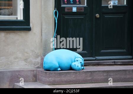 Blaues Nilpferd vor einer dänischen Kunstgalerie in Kopenhagen Stockfoto