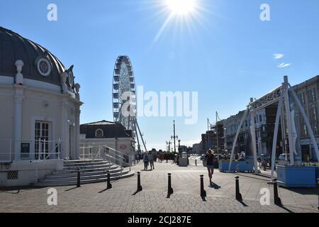 Worthing Pavilion Theatre gehört zu den führenden Theatern an der Südküste Es beherbergt Handwerksmärkte Messen Firmenevents angrenzend Cafe bietet Nachmittagstee Stockfoto