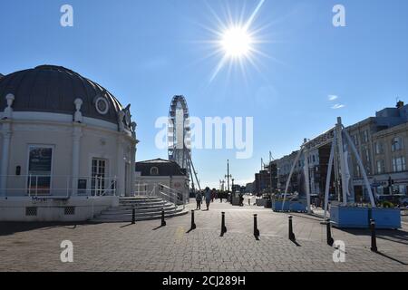 Südküste Pavillon Theater mit Top-Position an der Promenade Am Eingang zum Sussex Pier Veranstaltungsort für Theatervorführungen Aufführungen Musik und Tanz Stockfoto