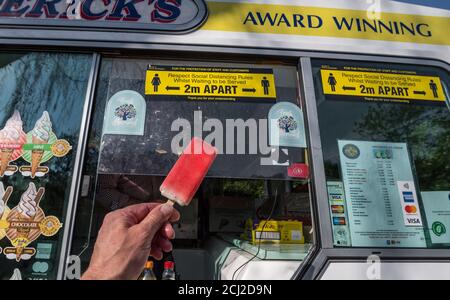 Eiswagen mit 2m Sozialabstandsschild. Stockfoto